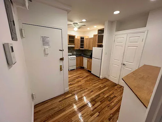 Rented by KNOCKKNOCK LLC | media 6