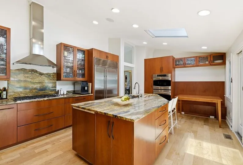 11610 Karen Dr — Photo 2