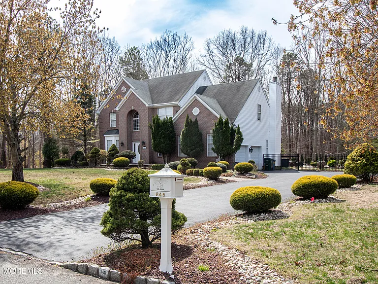 845 Woodbury Dr — Photo 2