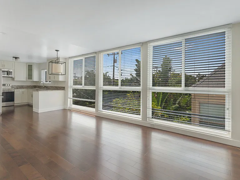 350 S Reeves Dr — Photo 9