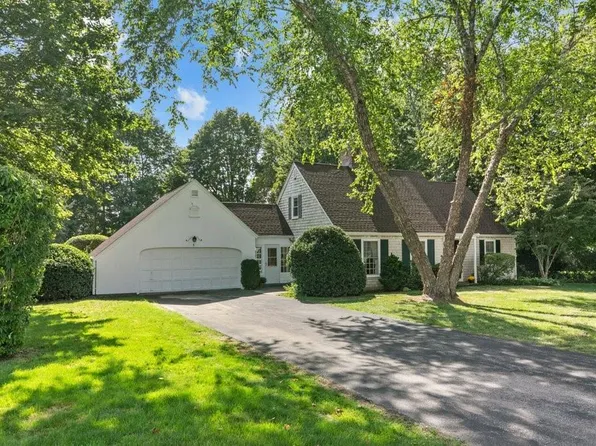 8 North Dr, Middletown, RI 02842