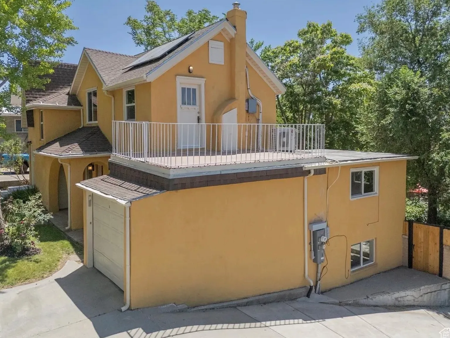 3 bed, 2.5 bath, 2442 sqft, $2,400 — Photo 3