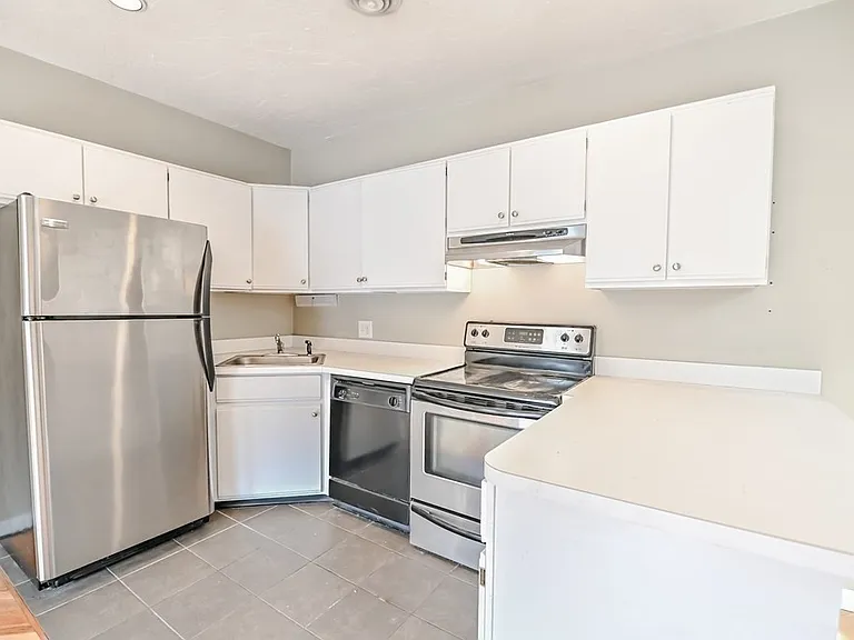 493 E 4th St #3 — Photo 1