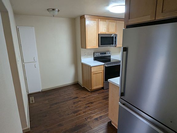 5th image of 2109 E Oak St