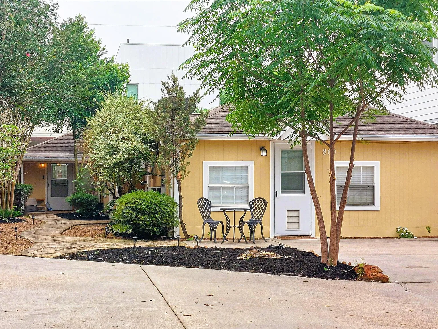 1 bed, 1.0 bath, $1,085 — Photo 2
