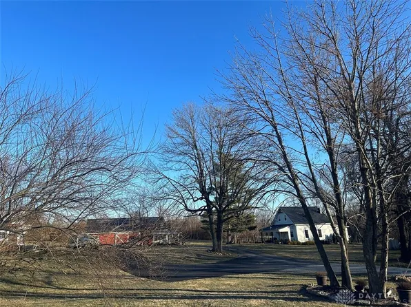 6275 Roundhead Rd, New Vienna, OH 45159