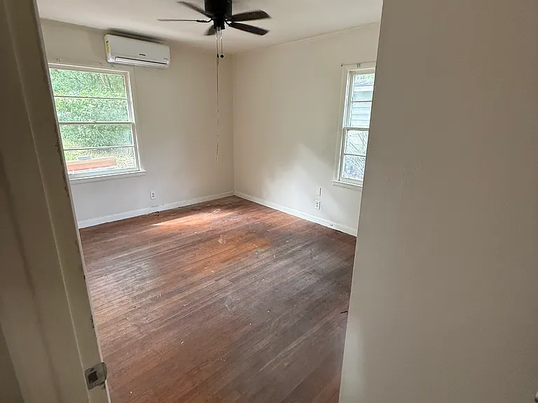 3063 Louise Dr N — Photo 5