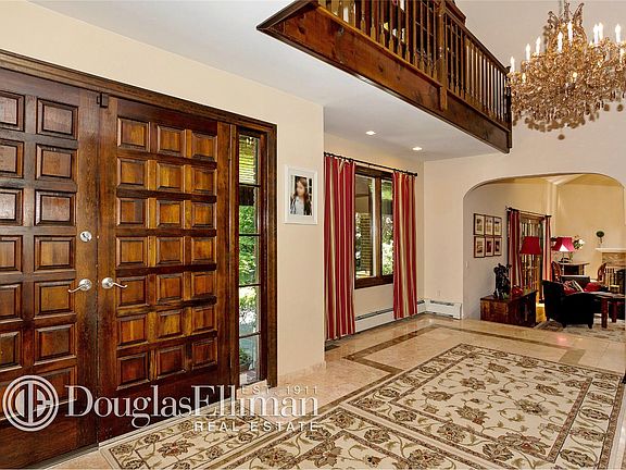 2nd image of 98 Highwood Cir