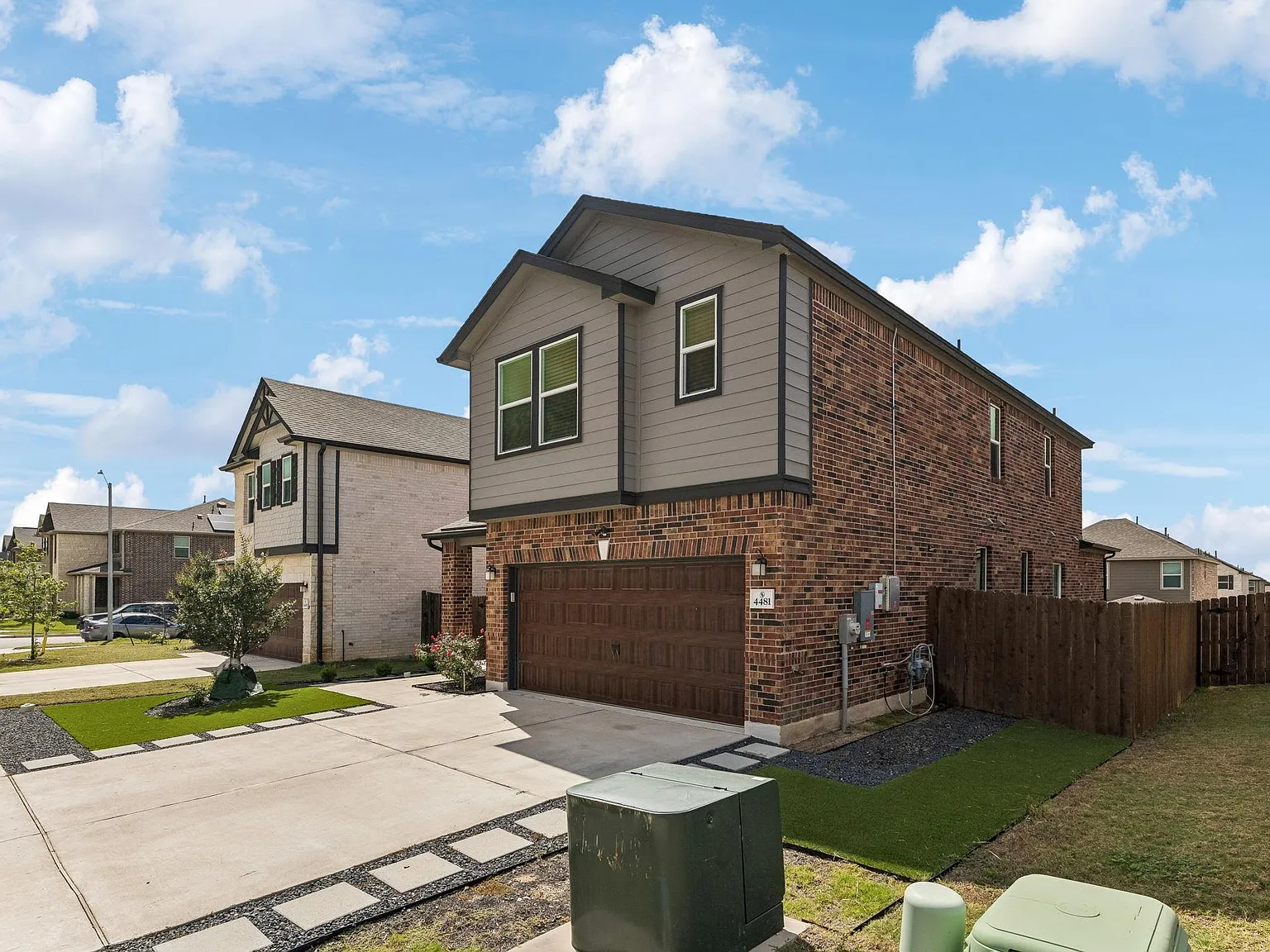 4 bed, 2.5 bath, 2527 sqft, $2,500 — Photo 3