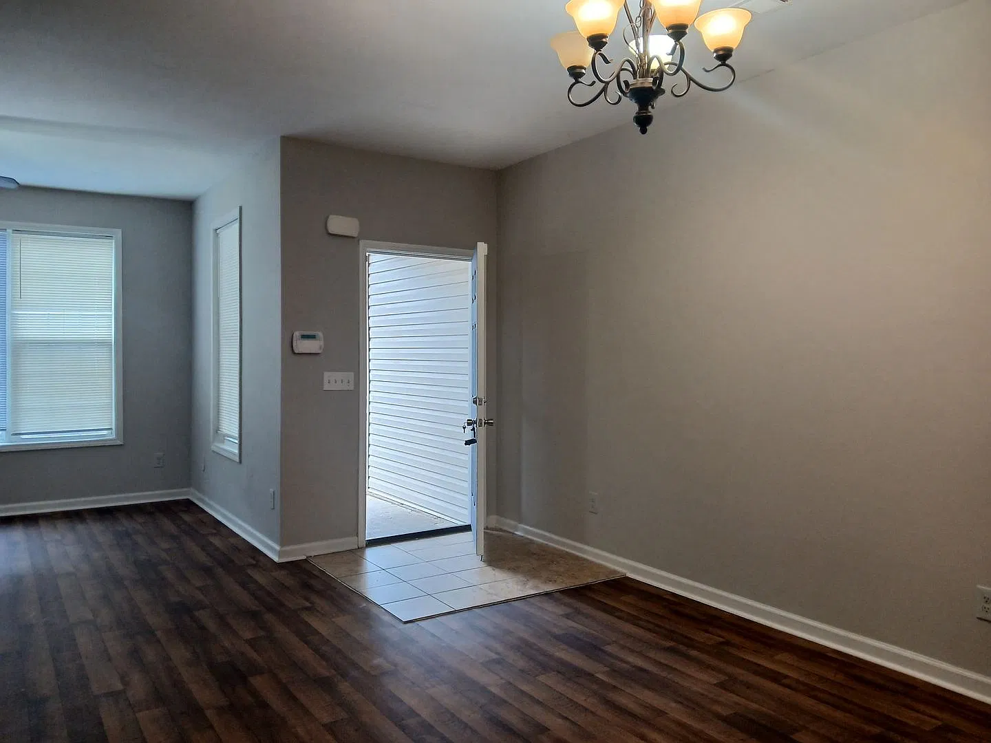 2-Story Townhome - Walk to Nearby Lake - Quiet Cul-de-Sac — Photo 3