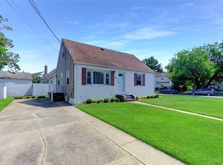 897 New St, Uniondale, NY 11553