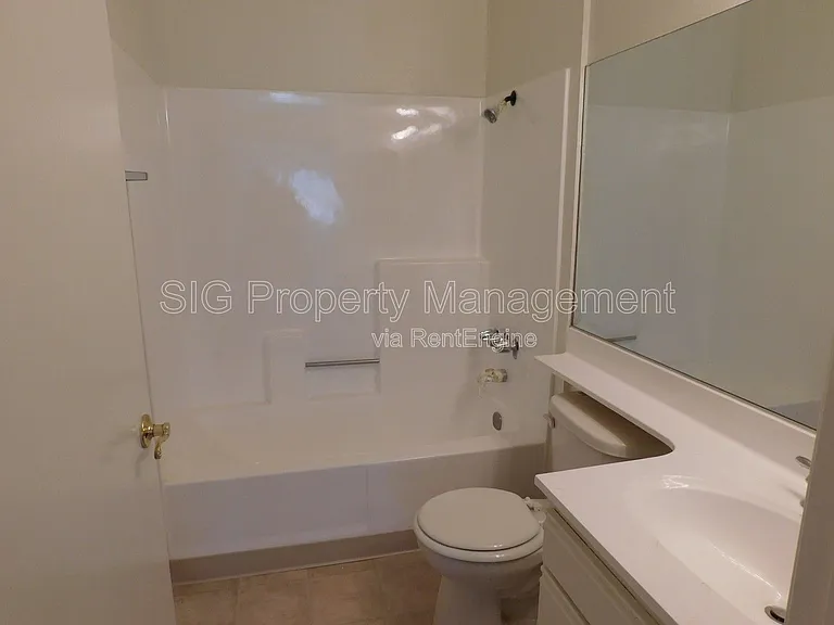 10241 Commerce Ave #5 — Photo 9