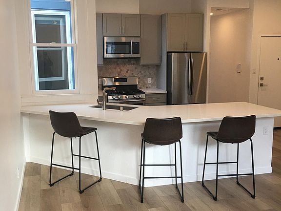 2nd image of 46 Jasper Pl #46