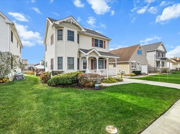 16 Gibbs Road, Amity Harbor, NY 11701