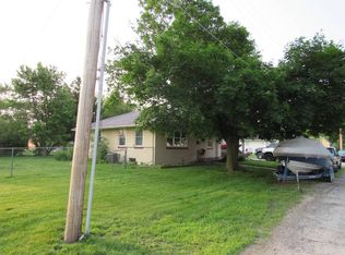 412 N Beech St, Arthur, IL 61911