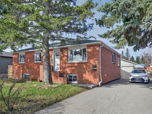 32 E Beaupre Cres NW, Calgary, AB T3B 2S8