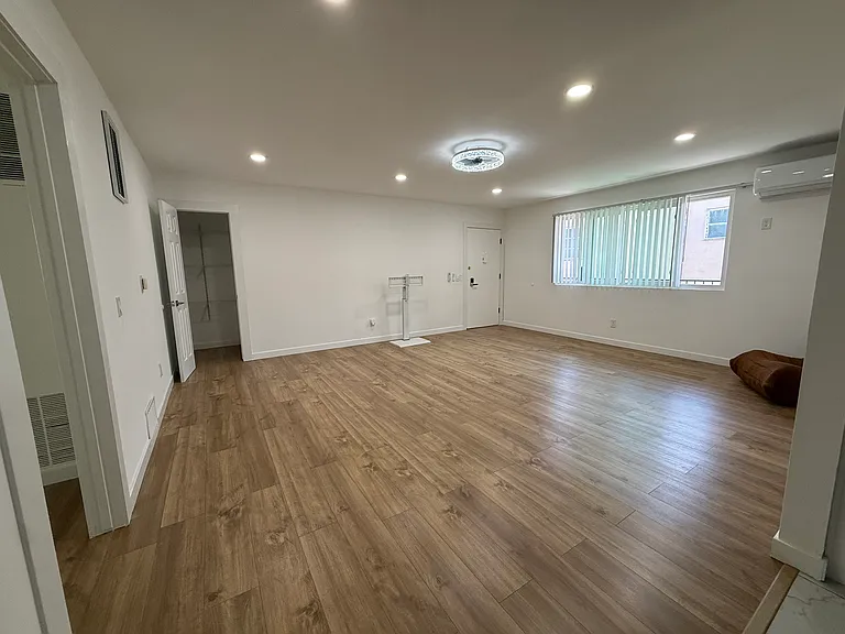 516 E Maple St #O — Photo 2