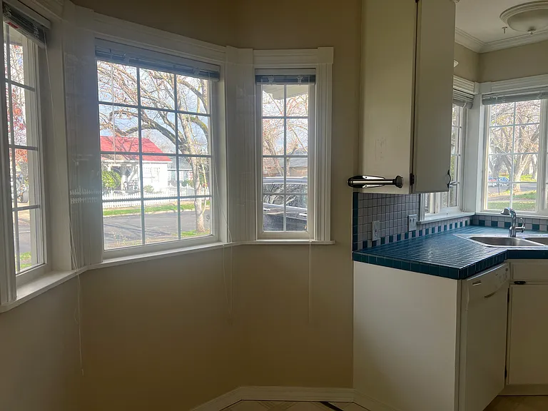 1008 Queen Anne Ave — Photo 5
