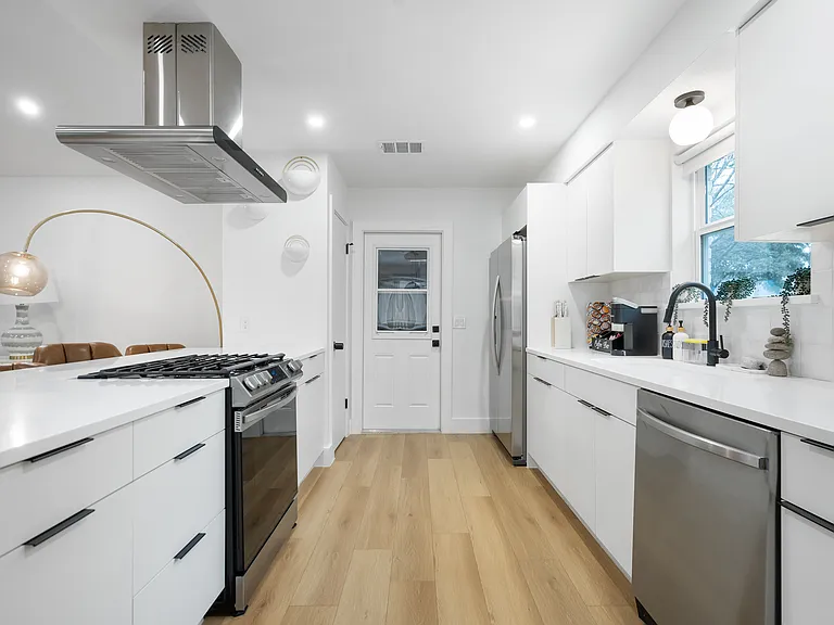 10803 Burnwood Dr — Photo 32