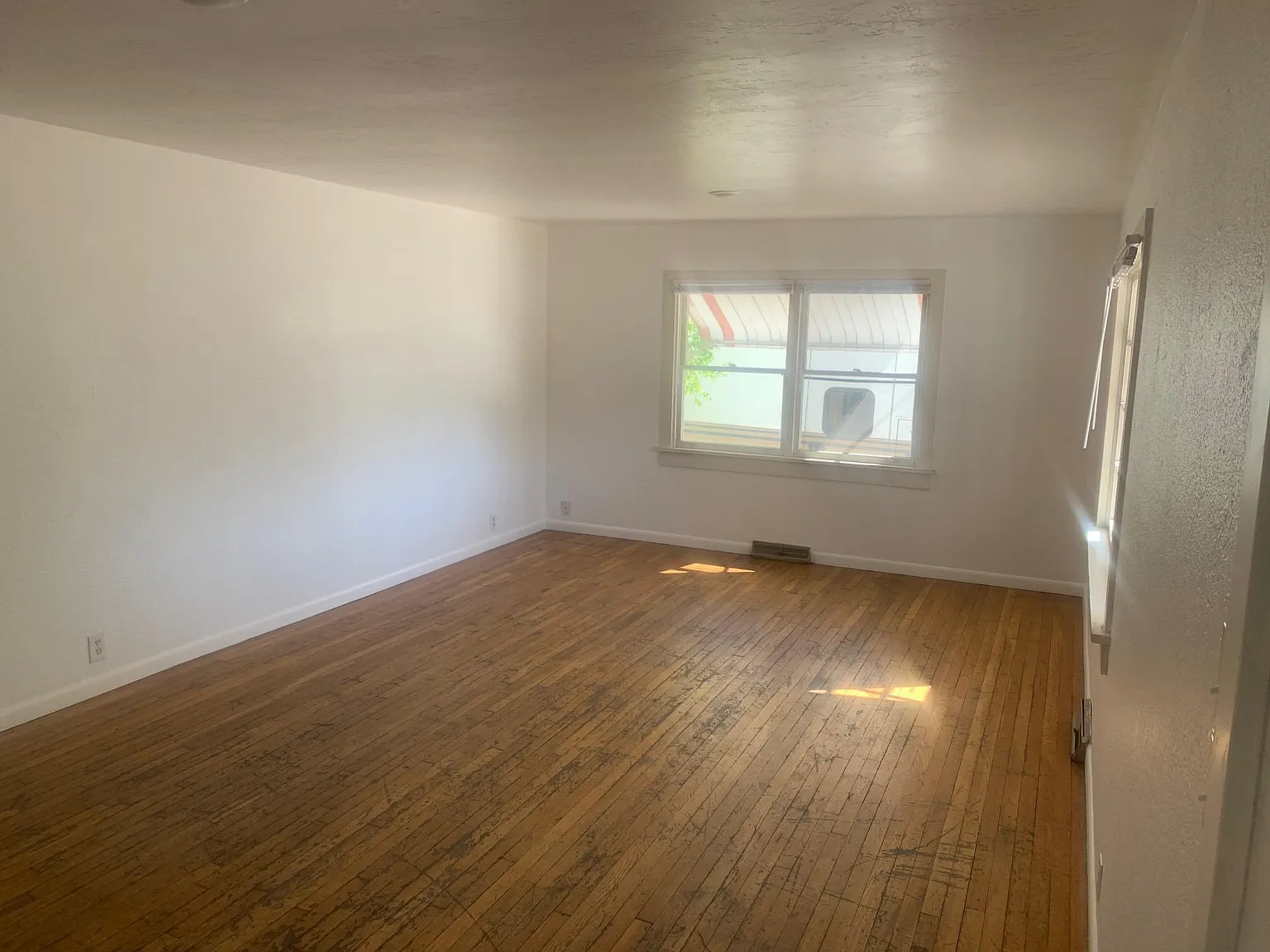 5 bed, 2100 sqft, $2,200 — Photo 2