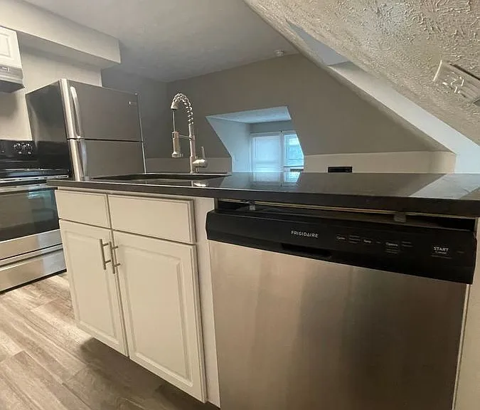2135 Summit St #C — Photo 4