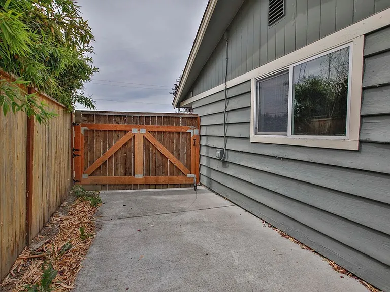 639 NE Otis St — Photo 23