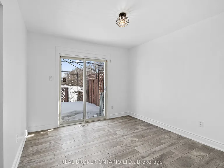 11 Cathcart Cres — Photo 11