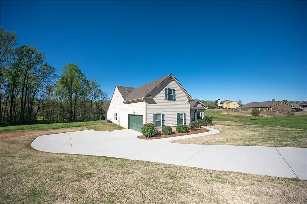 5 bed, 3.0 bath, 2922 sqft, $2,800 — Photo 3