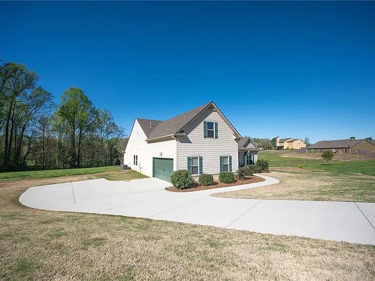 540 Brookside Ln — Photo 3