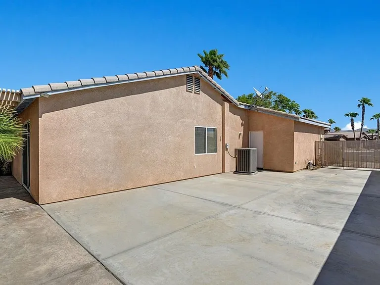 81258 Avenida Esmeralda — Photo 20