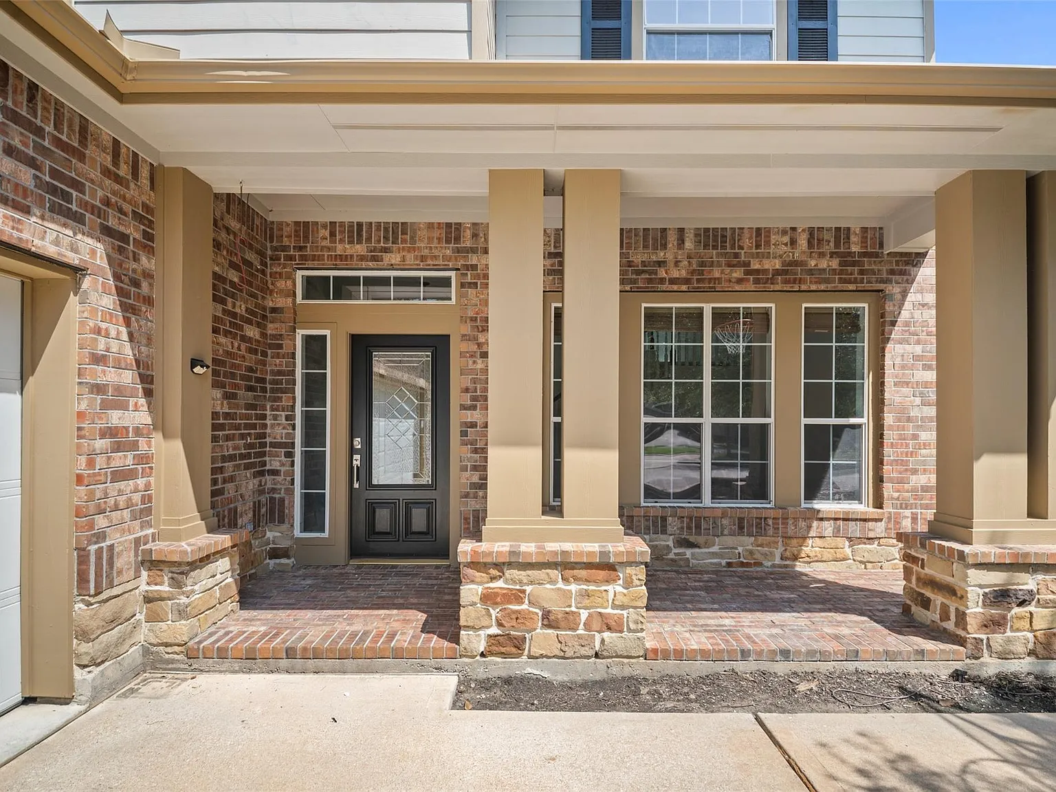 4 bed, 2.5 bath, 2383 sqft, $3,500 — Photo 2