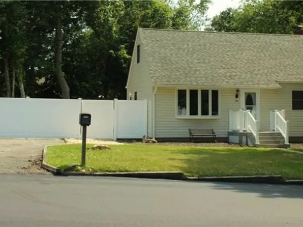 16 Westwood Dr, Shirley, NY 11967