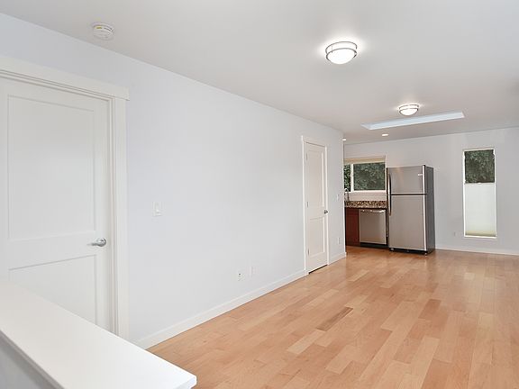 3rd image of 713-B 27th Ave