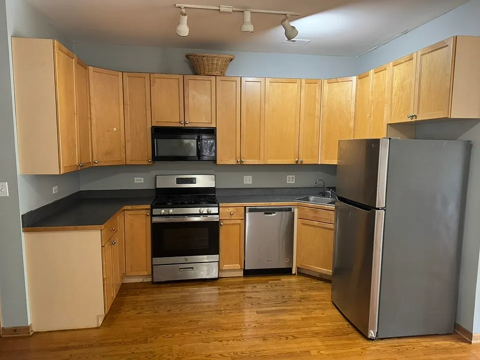 5852 S Prairie Ave #2