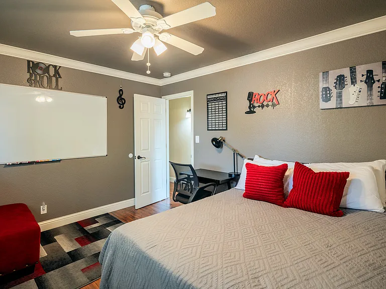 6519 N Mariposa St — Photo 39