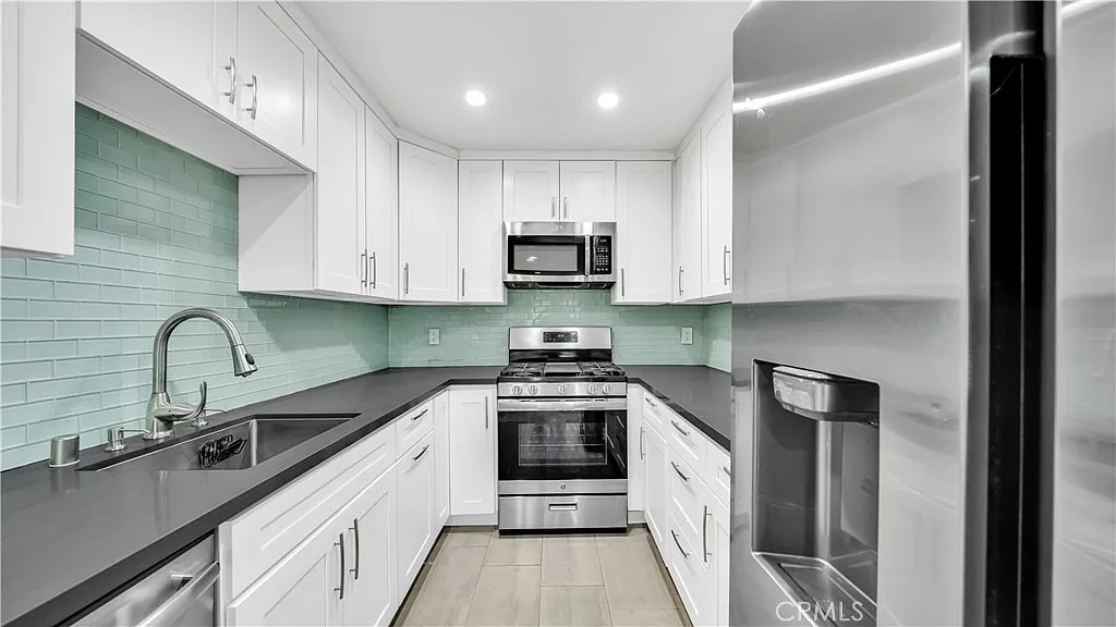 2 bed, 2.5 bath, 1326 sqft, $3,700 — Photo 3