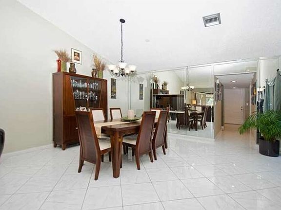 2nd image of 308 Fairway Cir
