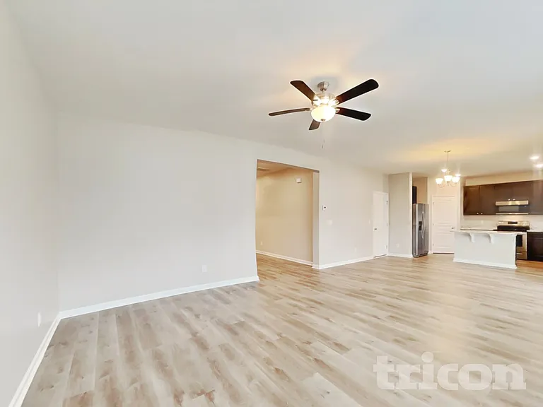 923 Avondale Dr — Photo 3