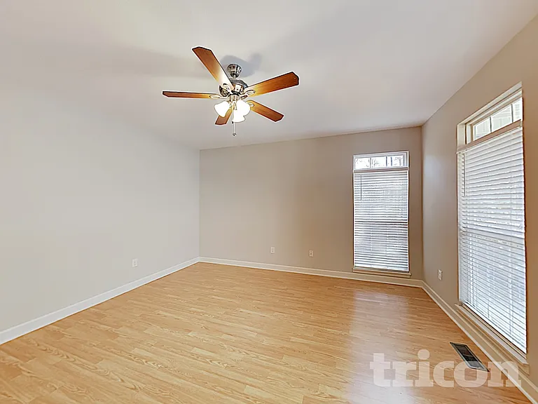 805 Stratford Rd — Photo 4