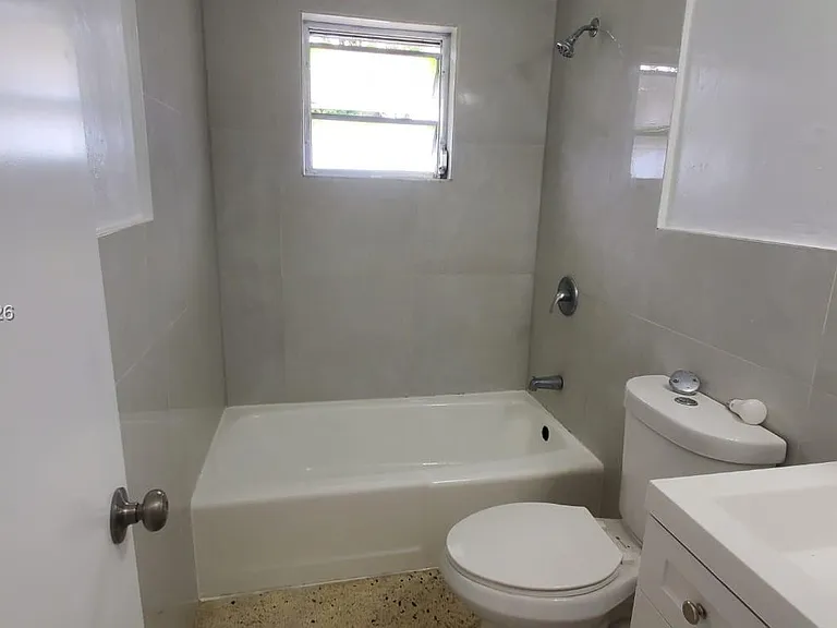 1032 SW 10th St — Photo 6