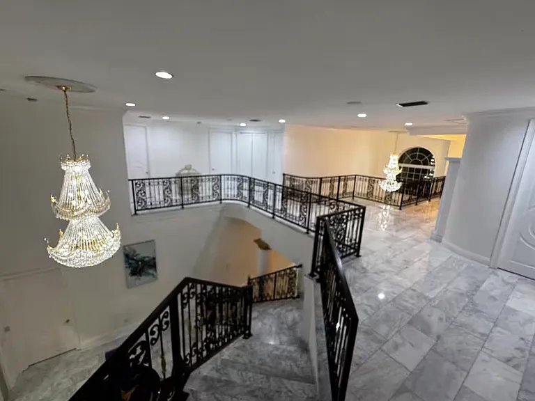 120 W Chapman Rd — Photo 10