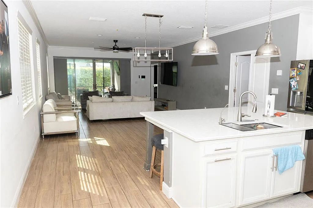 5 bed, 3.5 bath, 2732 sqft, $2,749 — Photo 4