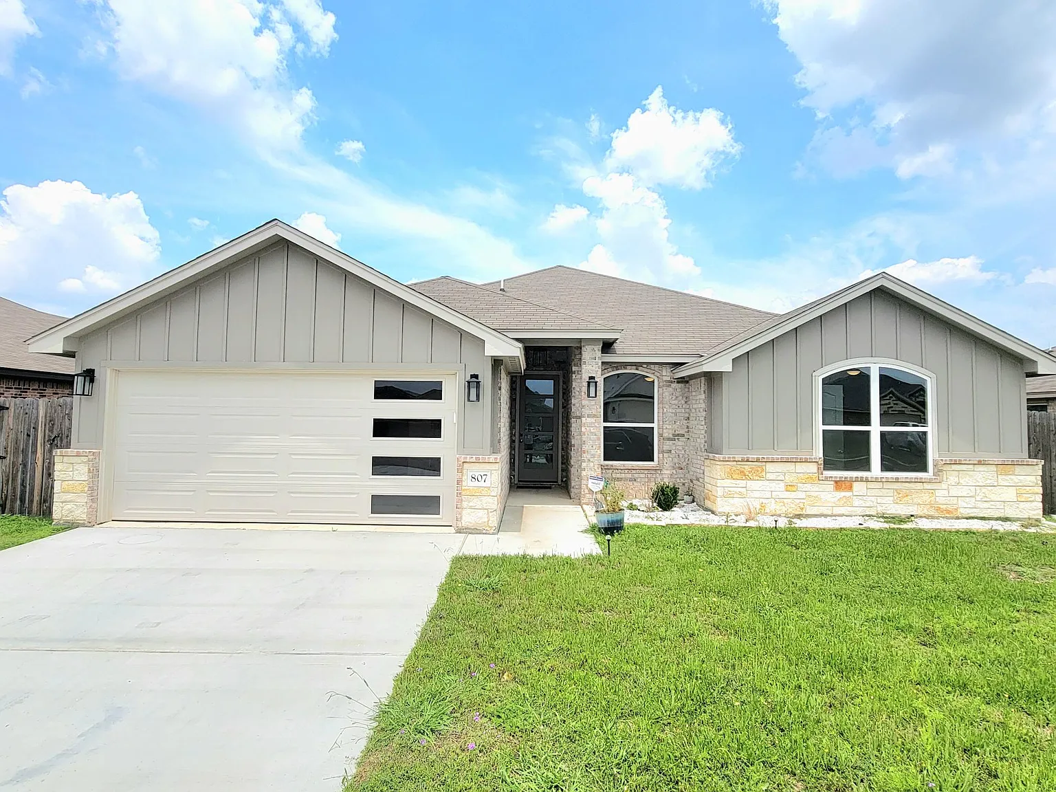 4 bed, 2076 sqft, $2,200 — Photo 1