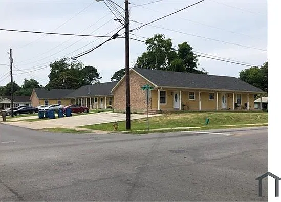 3 bed, 900 sqft, $1,200 — Photo 2
