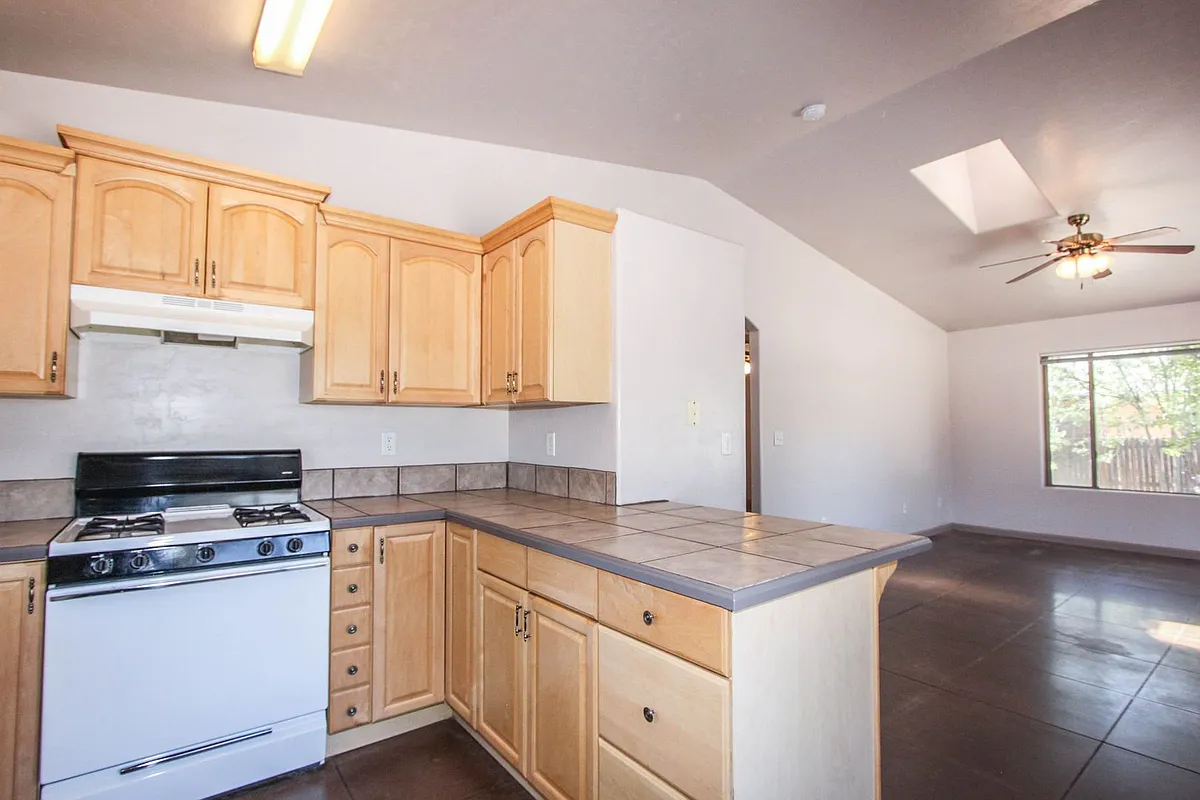 Building Photo - 202 S Robinson Dr