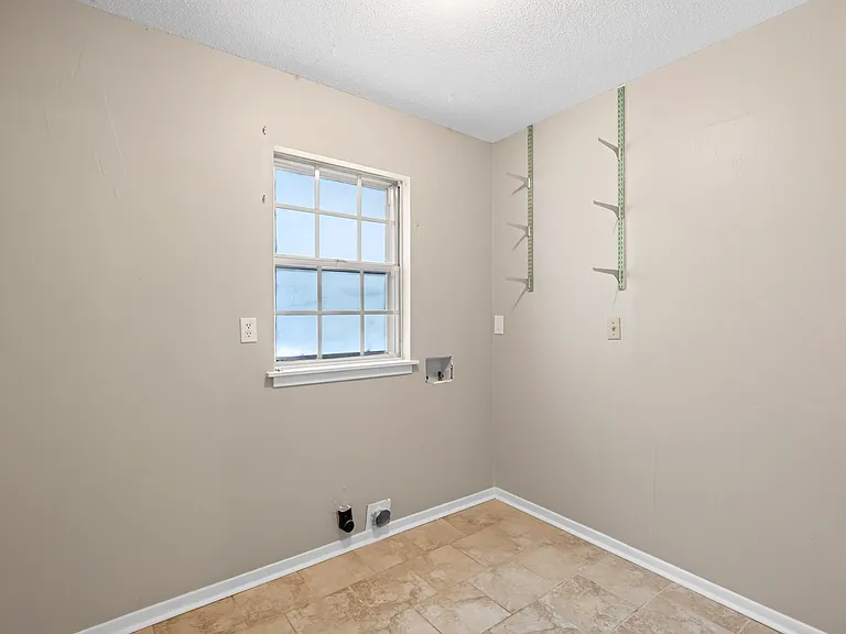 14320 Mallett Rd — Photo 32