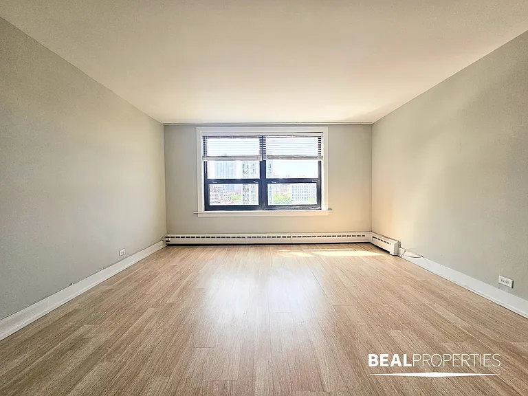 445 W Wellington — Photo 8