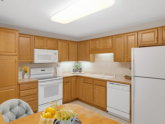 5th image of 18400 Euclid St APT 263