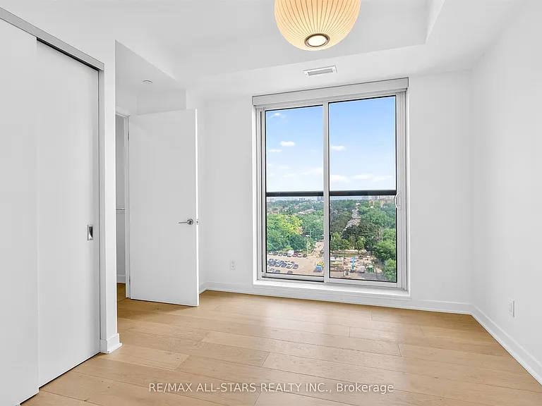 185 Alberta Ave — Photo 15