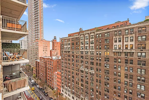 Rented by Coldwell Banker Warburg | media 14